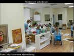 Sala de aula moderna que segue a metodologia adotada por Montessori.